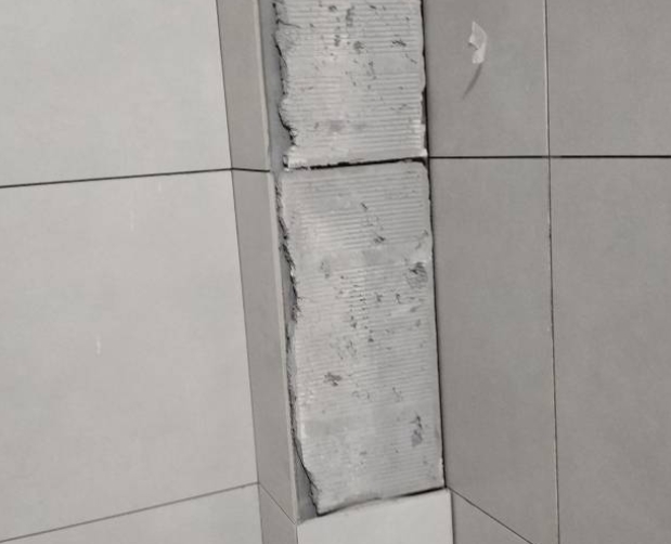 广元市瓷砖空鼓维修公司分享下瓷砖施工前基层浇水润湿程度不足，可能导致以下问题